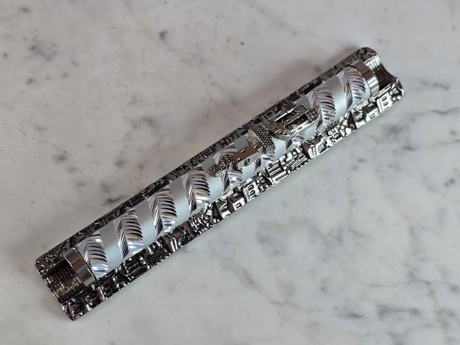 DECORATIVE COLLECTIBLE JEWISH OR JUDAICA WAILING WALL MEZUZAH: A DECORATIVE COLLECTIBLE JEWISH OR JUDAICA WAILING WALL MEZUZAH THAT MEASURES 6 5/8" LONG BY 1 1/8" WIDE. SHIPPING AND HANDLING IS $9 WITHIN THE CONTINENTAL U.S. ALL OTHER STATES AND COUNTRIES PLEASE 