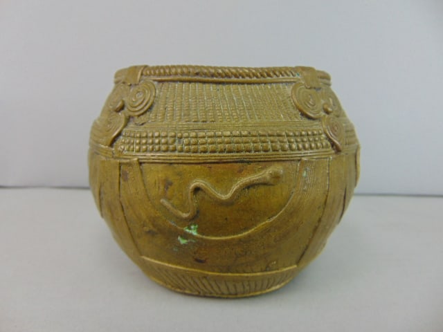 Decorative Vintage Antique Middle Eastern Brass Vase: A DECORATIVE VINTAGE ANTIQUE BRASS POTPOURRI DISH THAT MEASURE 3 3/8" TALL BY 4 1/2" WIDE. ANY QUESTIONS PLEASE DONT HESITATE TO ASK. BE SURE TO CHECK OUT SOME OF MY OTHER GREAT ITEMS UP FOR SALE.