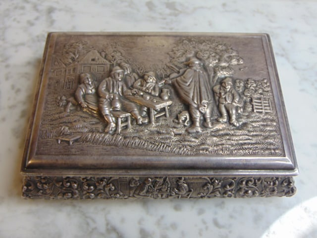 VINTAGE ANTIQUE .900 SILVER REPOUSSE TRINKET BOX: A LOVELY VINTAGE ANTIQUE .900 SILVER REPOUSSE TRINKET BOX THAT MEASURES 5 1/2" LONG BY 4" WIDE BY 1 1/2" TALL. BOX WEIGHS 246.4g. CONDITION IS VERY NICE.