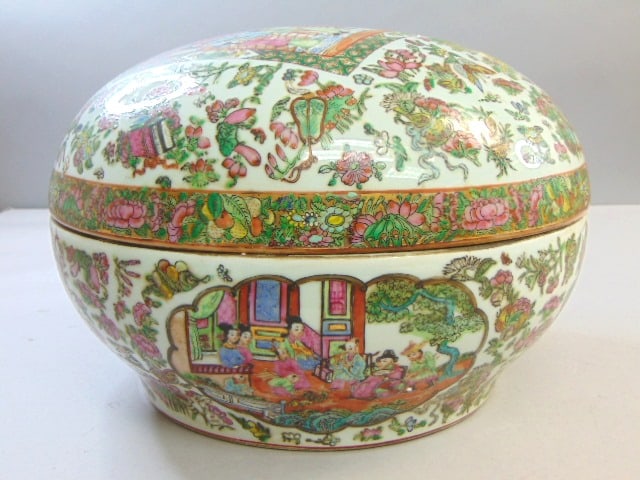 Vintage Antique Chinese Rose Medallion Rice Warmer: A BEAUTIFUL VINTAGE ANTIQUE CHINESE FAMILLE ROSE MEDALLION RICE WARMER. PIECE MEASURES ABOUT 9 3/4" TALL BY 17 3/8" WIDE. PIECE HAS GREAT DETAIL THROUGHOUT AND THE CONDITION IS VERY GOOD. ANY QUESTION