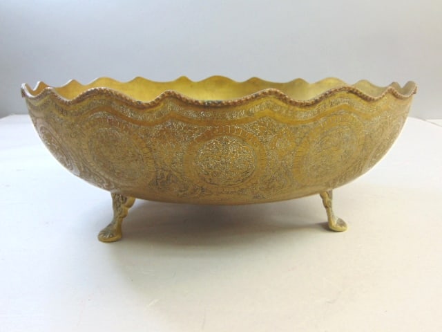 Decorative Vintage Antique Brass Floral Etched Center Piece: A DECORATIVE VINTAGE ANTIQUE BRASS FLORAL ETCHED CENTER PIECE THAT MEASURES 6 1/4" TALL BY 16" IN DIAMETER. ANY QUESTIONS PLEASE DO NOT HESITATE TO ASK. BE SURE TO CHECK OUT SOME OF OUR OTHER GREAT IT