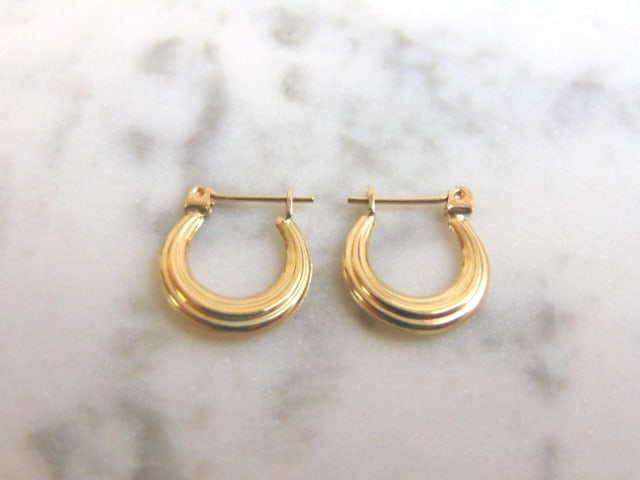 Pr Womens 14K Yellow Gold Hoop Earrings: A LOVELY PAIR OF WOMENS 14K YELLOW GOLD HOOP EARRINGS . THE EARRINGS WEIGH 1.0g. EARRINGS MEASURE 1/2" LONG BY 1/2" WIDE. EARRINGS ARE MARKED 14K AT THE HINGE. ANY QUESTIONS, PLEASE DON'T HESITATE TO 