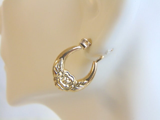 Pr Womens 14K Yellow Gold Floral Rose Hoop Earrings: A LOVELY PAIR OF WOMENS 14K YELLOW GOLD FLORAL ROSE HOOP EARRINGS . THE EARRINGS WEIGH 1.3g. EARRINGS MEASURE 3/4" LONG BY 1/2" WIDE. EARRINGS ARE MARKED 14K AT THE HINGE. ANY QUESTIONS, PLEASE DON'T 