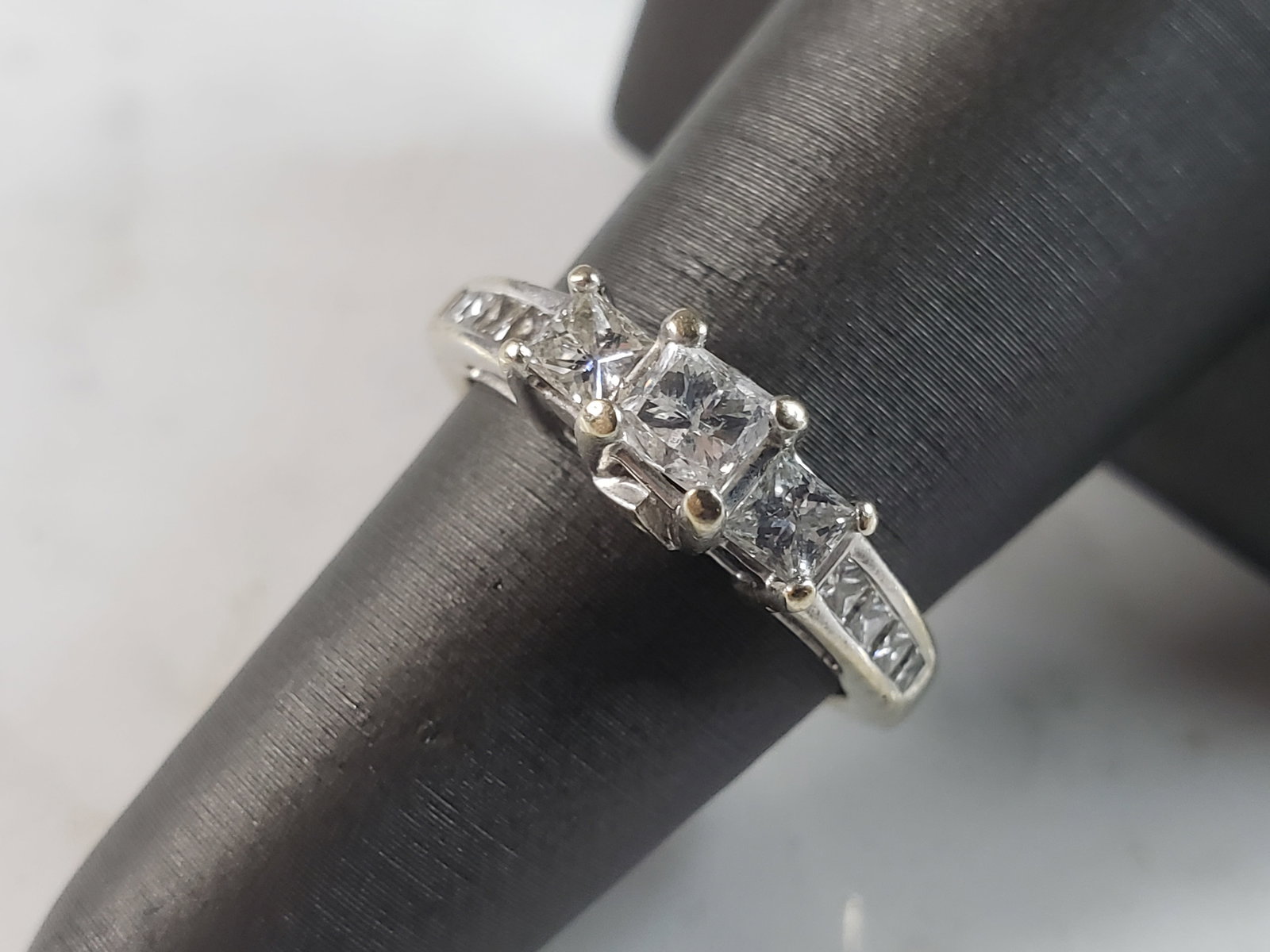 Womens Vintage Estate 14K White Gold Diamond Ring: A WOMENS VINTAGE ESTATE 14K WHITE GOLD DIAMOND RING. THE RING IS A SIZE 5.75 AND WEIGHS 4.1g. THERE ARE ABOUT .86cts OF DIAMONDS. RING IS MARKED "14K, ZEI". THE RING MAKES A BEAUTIFUL GIFT FOR THAT SO