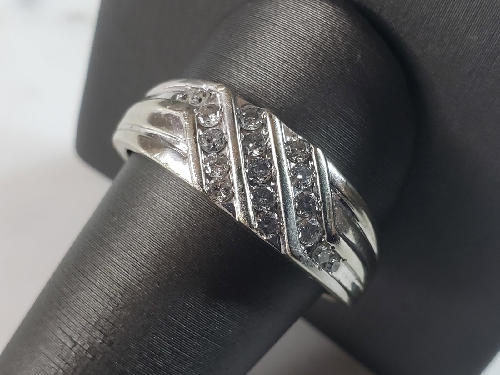 Mens Vintage Estate 14K White Gold Diamond Ring: FOR SALE IS THIS MENS VINTAGE ESTATE 14K WHITE GOLD DIAMOND RING. THE RING IS A SIZE 13.0 AND WEIGHS 6.4g. THERE ARE ABOUT .51cts OF DIAMONDS IN THIS RING. DIAMONDS HAVE A BEAUTIFUL SPARKLE TO THEM. R
