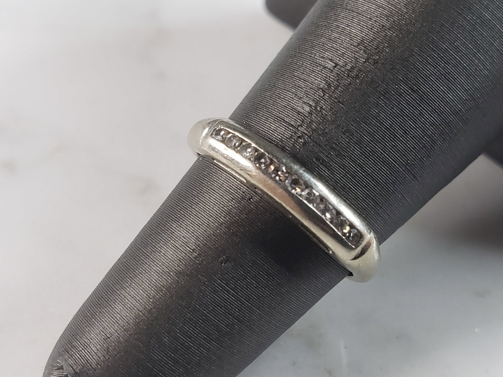 Womens Vintage Estate 14k White Gold Diamond Ring: A WOMENS VINTAGE ESTATE 14k WHITE GOLD DIAMOND RING THAT WEIGHS 2.2g. THE RING IS A SIZE 5.0. THERE ARE ABOUT .10cts OF DIAMONDS. RING IS MARKED 14K. THIS WOULD MAKE A NICE GIFT FOR THAT SOMEONE SPECI
