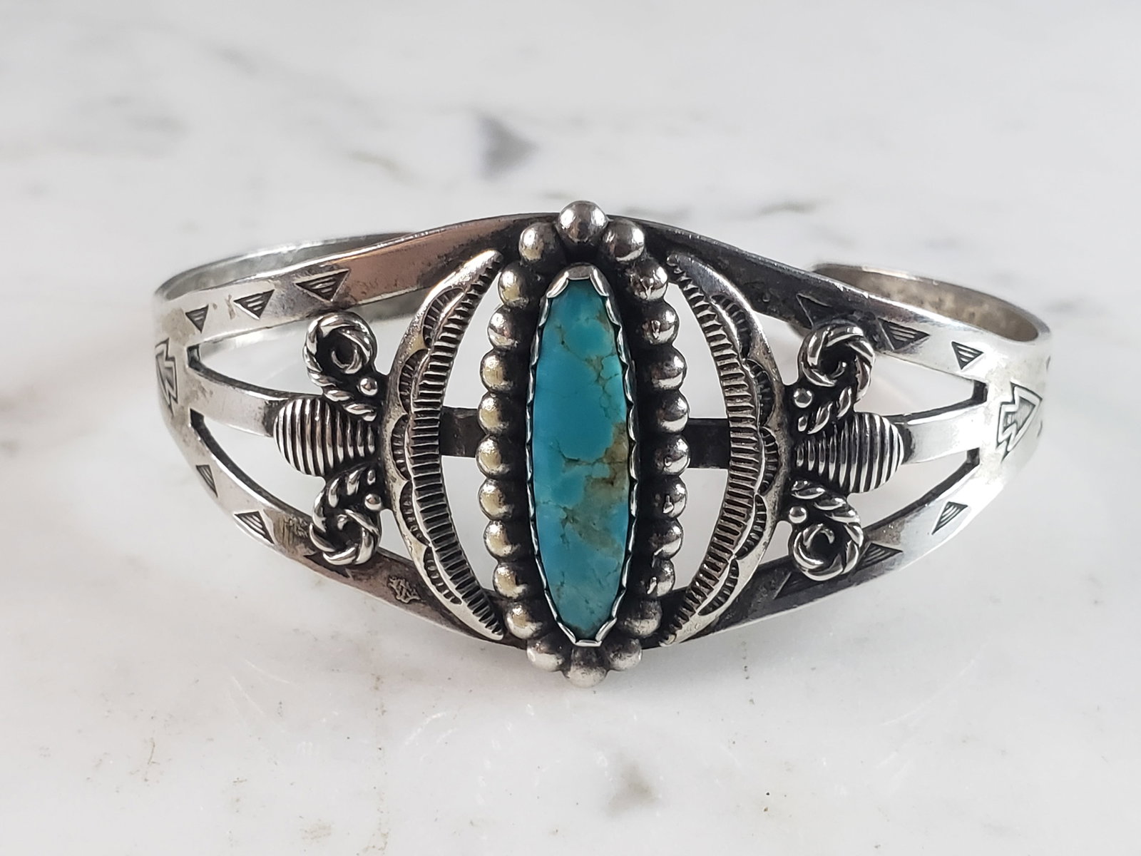 Womens Vintage Estate Sterling Silver Southwestern Turquoise Cuff Bracelet: A WOMENS VINTAGE ESTATE .925 STERLING SILVER SOUTHWESTRN TURQUOISE CUFF BRACELET. INSIDE DIAMETER OF THE BRACELET MEASURES 7" . THE WIDTH OF THE FACE IS 1 1/4". BRACELET WEIGHS 20.7g. AS YOU CAN SEE I