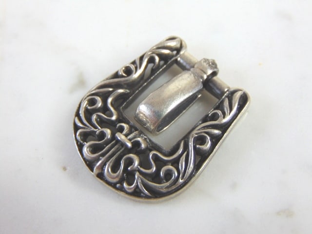 Womens Vintage Estate Sterling Silver Buckle Pendant: FOR SALE IS THIS LOVELY VINTAGE .925 STERLING SILVER BUCKLE PENDANT THAT WEIGHS 11.5g. THE PENDANT MEASURES 1 1/2" LONG BY 7/8" WIDE. MAKES A GREAT GIFT FOR THAT SPECIAL SOMEONE. IF ANY QUESTIONS, PLE