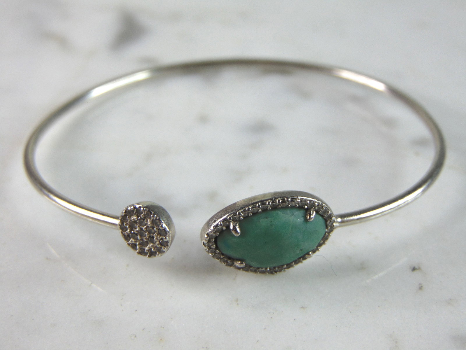 Womens Vintage Estate Sterling Silver Modernist Cuff Bracelet: A LOVELY VINTAGE ESTATE STERLING SILVER MODERNIST CUFF BRACELET. BRACELET INSIDE CIRCUMFERENCE MEASURES 6" AND MEASURES 1/8" WIDE, AND WEIGHS 4.8g. THIS WOULD MAKE A LOVELY GIFT FOR THAT SOMEONE SPECI