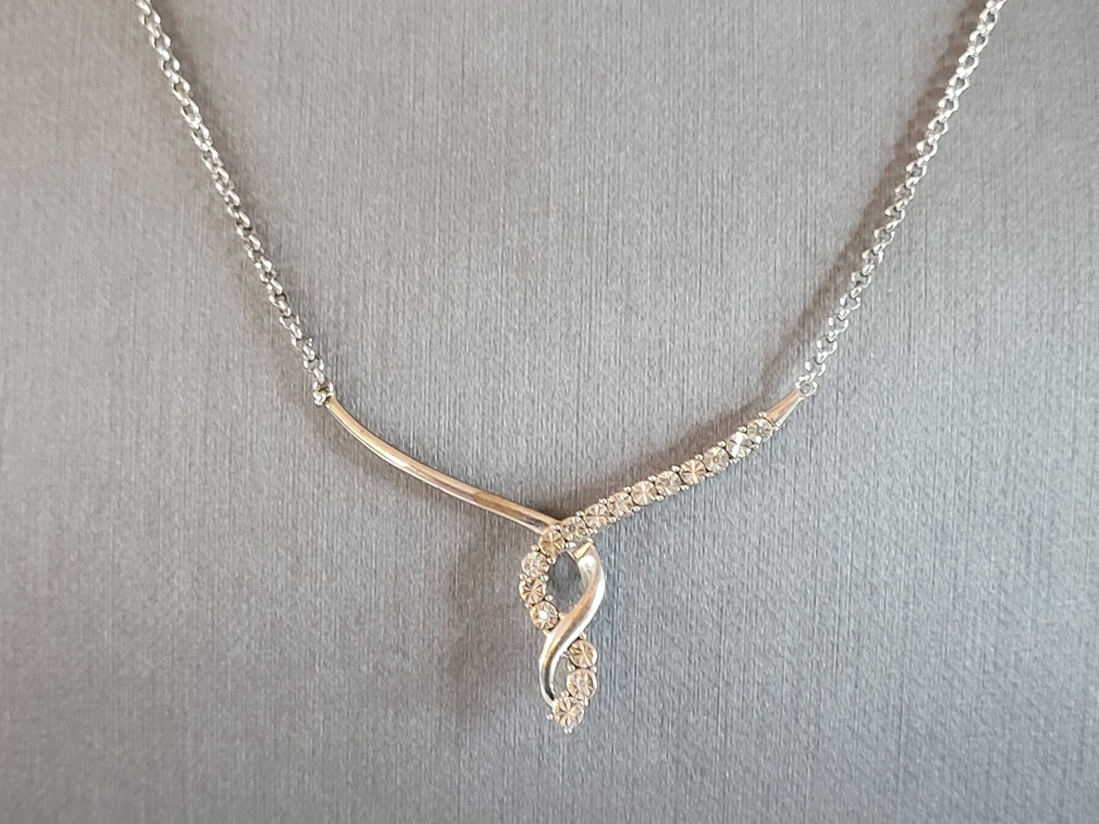 Womens Vintage Estate Sterling Silver Modernist Diamond Pendant Necklace: A WOMENS VINTAGE ESTATE STERLING SILVER MODERNIST DIAMOND PENDANT NECKLACE. THE NECKLACE MEASURES 17 1/4" LONG, AND WEIGHS 5.4g. PENDANT HAS 8 TINY DIAMONDS. ANY QUESTIONS PLEASE DONT HESITATE TO ASK.
