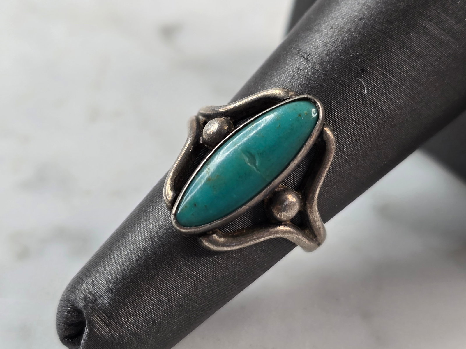 Womens Vintage Estate Sterling Silver Southwestern Turquoise Ring: A WOMENS VINTAGE ESTATE STERLING SILVER SOUTHWESTERN TURQUOISE RING. THE TOTAL WEIGHT IS 4.0g, AND IS A SIZE 6.0. THE LENGTH OF THE RING IS 3/4". AS YOU MAY BE ABLE TO SEE THERE IS A TINY CHIP IN THE 