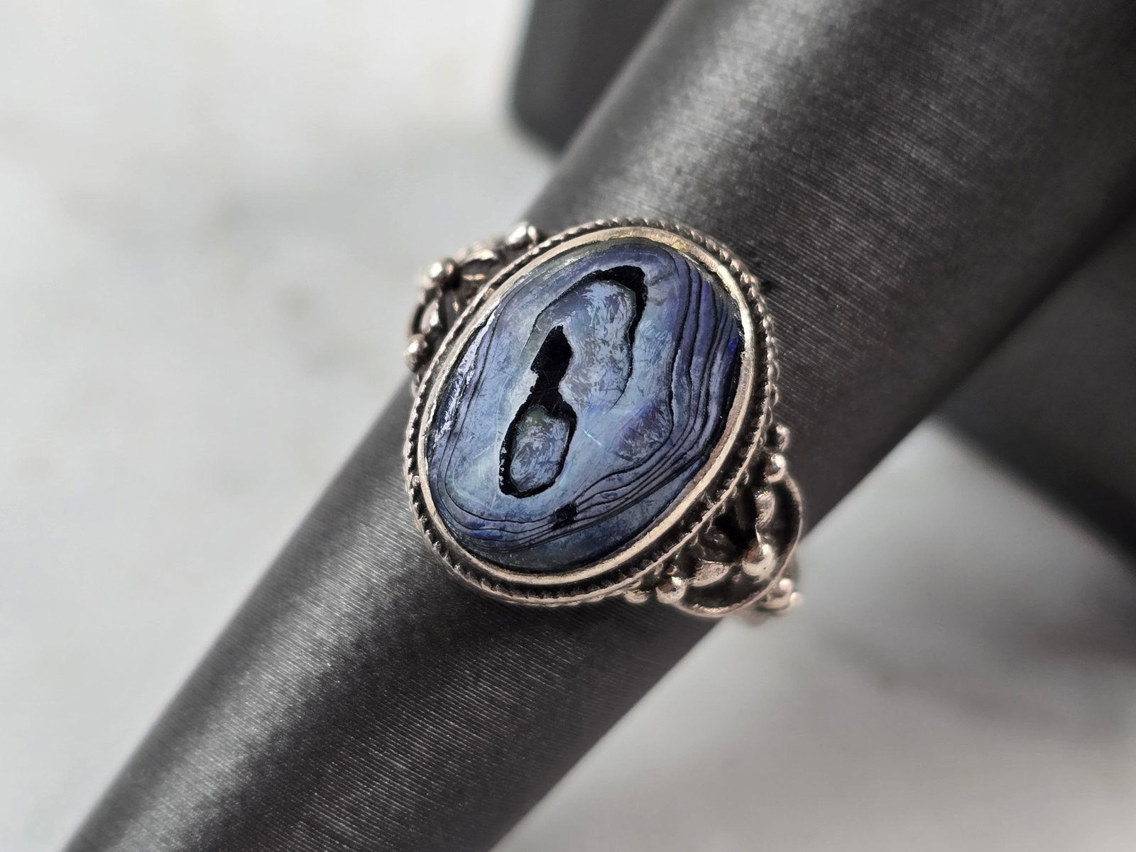 Womens Vintage Estate Sterling Silver Modernist Abalone Ring: A WOMENS VINTAGE ESTATE STERLING SILVER MODERNIST ABALONE RING. RING SIZE IS 7.5, AND WEIGHS 4.0g. THE LENGTH OF THE RING IS 5/8". THIS WOULD MAKE A NICE GIFT FOR THAT SOMEONE SPECIAL. ANY QUESTIONS P