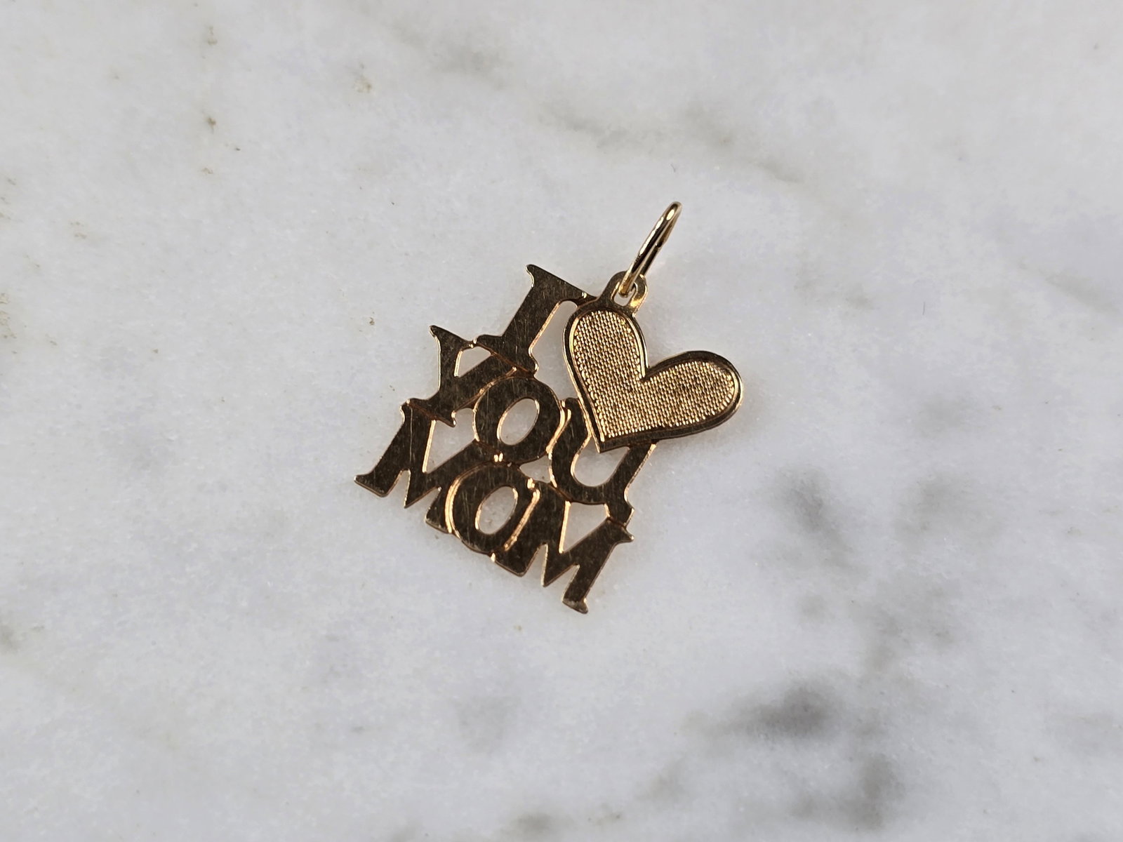 Womens Vintage Estate 14K Gold " I Love You Mom " Charm Pendant: A WOMENS VINTAGE ESTATE 14K YELLOW GOLD " I LOVE YOU MOM " CHARM OR PENDANT. THE CHARM PENDANT WEIGHS 0.4g AND MEASURES 5/8" LONG BY 1/2" WIDE. MAKES A GREAT GIFT FOR THAT SOMEONE SPECIAL. ANY QUESTIO