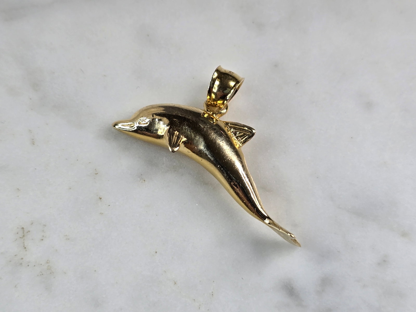 Womens Vintage Estate 14K Yellow Gold Dolphin Pendant: A WOMENS VINTAGE ESTATE 14K YELLOW GOLD DOLPHIN PENDANT. PENDANT WEIGHS 3.3g, AND MEASURES 3/4" WIDE BY 1 1/4" LONG. ANY QUESTIONS, PLEASE DO NOT HESITATE TO ASK. BE SURE TO CHECK OUT OUR OTHER ITEMS 