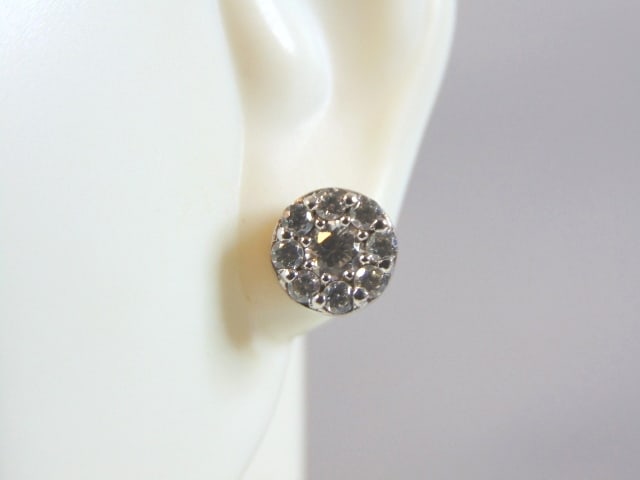 Womens Vintage Estate Sterling Silver CZ Earrings: A PAIR OF WOMENS STERLING SILVER CZ EARRINGS THAT WEIGH 2.4g AND MEASURES 1/4" IN DIAMETER. ANY QUESTIONS, PLEASE DO NOT HESITATE TO ASK. BE SURE TO CHECK OUT SOME OF MY OTHER GREAT ITEMS UP FOR SALE.