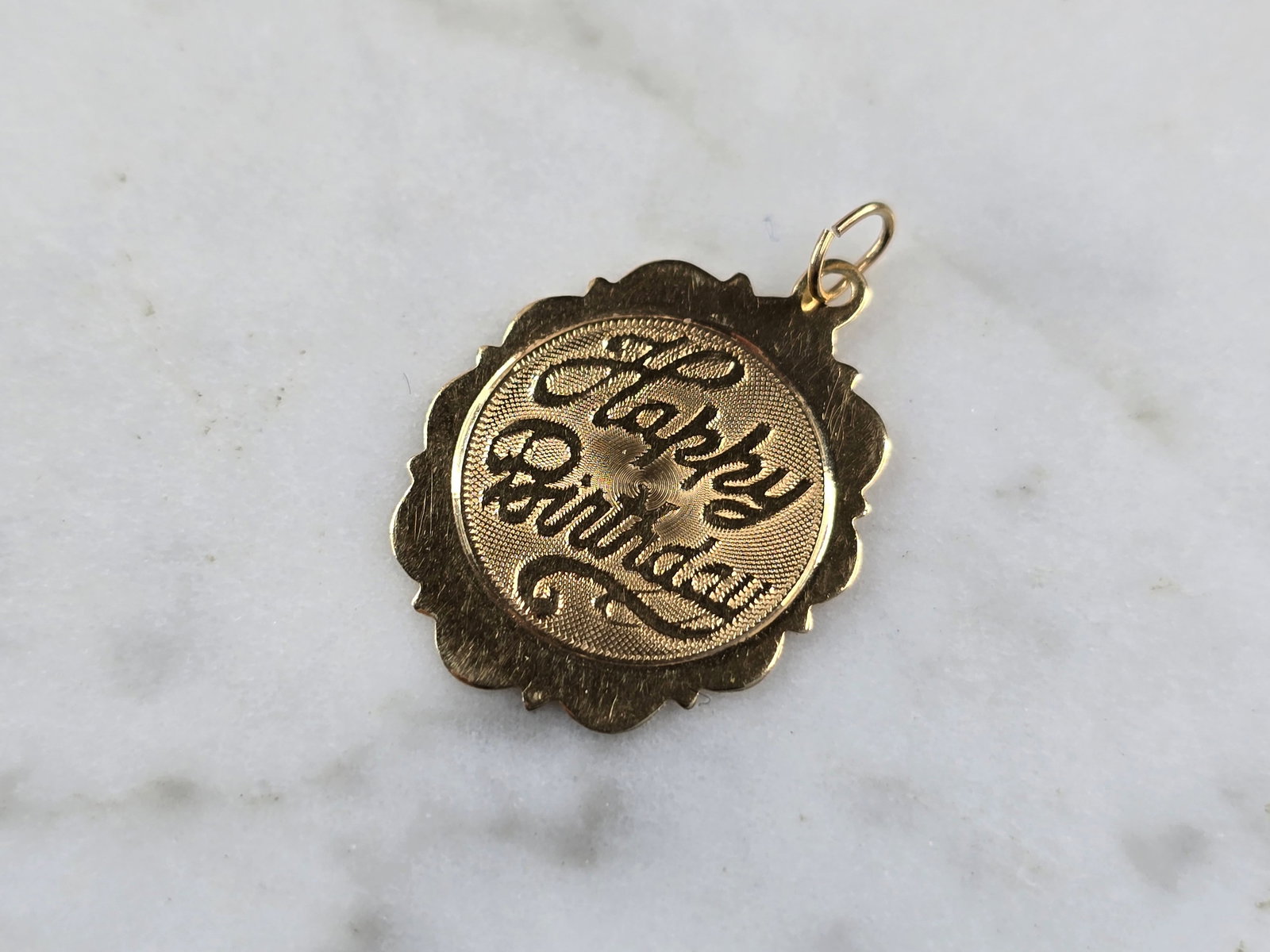 Womens Vintage Estate 14k Gold Happy Birthday Charm Pendant: A WOMENS VINTAGE ESTATE 14k GOLD "HAPPY BIRTHDAY" CHARM PENDANT THAT WEIGHS 0.7g. THE PENDANT MEASURES 7/8" LONG BY 5/8" WIDE. MAKES A GREAT GIFT FOR THAT SPECIAL SOMEONE. ANY QUESTIONS, PLEASE DO NOT