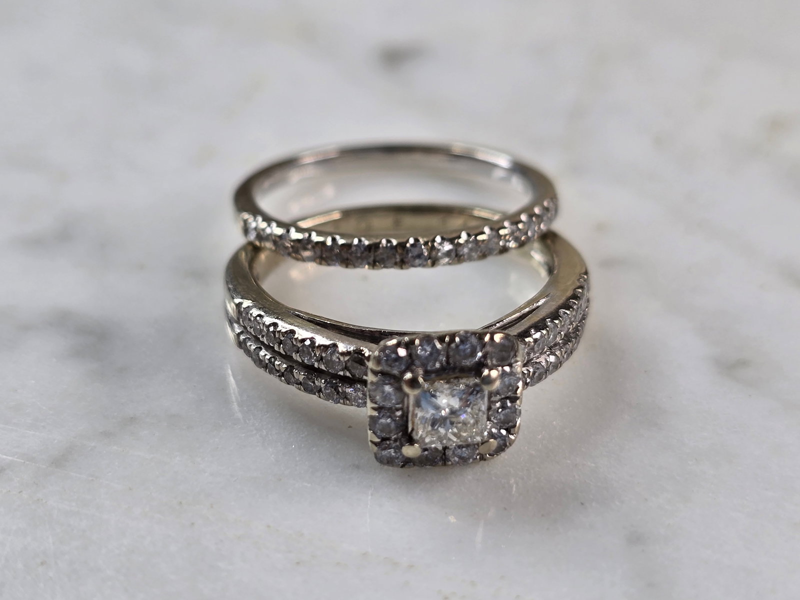 Womens Vintage Estate 14k White Gold Diamond Ring Set: A WOMENS VINTAGE ESTATE 14K WHITE GOLD DIAMOND ENGAGEMENT RING SET. THE RINGS ARE A SIZE 6.75, AND WEIGH 6.2g. THE WIDTH OF THE TWO RINGS TOGETHER IS ABOUT 5/16". THE CENTER DIAMOND IS ABOUT 0.43cts. 