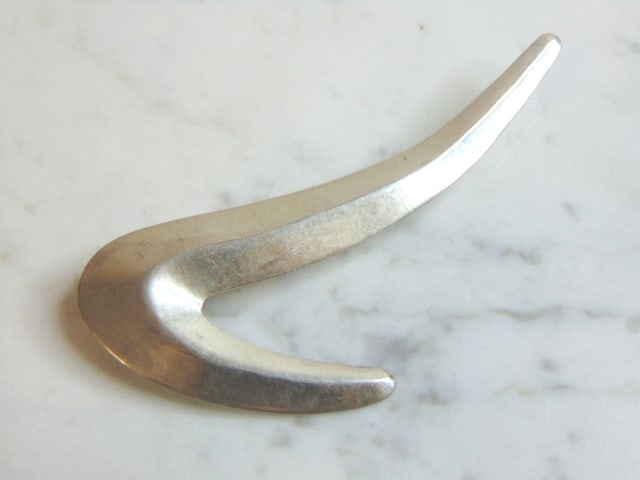 Women Vintage Sterling Silver Brooch W/ Modern Design: FOR SALE IS THIS VINTAGE ESTATE .925 STERLING SILVER DESIGNER BROOCH WITH MODERN DESIGN. THE BROOCH MEASURES 4 1/8" LONG BY 1 1/2" WIDE AND WEIGHS 11.5g. ANY OTHER QUESTIONS, PLEASE ASK. BE SURE TO CH