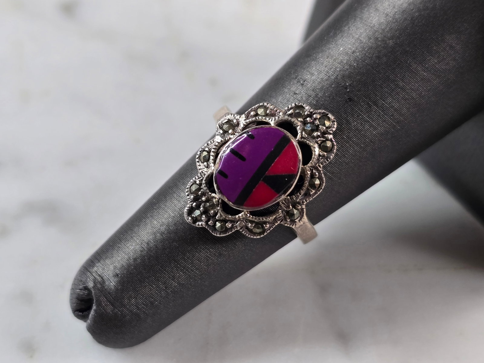 Womens Vintage Estate Sterling Silver Southwestern Style Ring: A WOMENS VINTAGE ESTATE STERLING SILVER SOUTHWESTERN STYLE INLAY RING. RING SIZE IS 5.25, AND WEIGHS 4.0g. RING ALONG WITH OTHERS SIMILAR WERE PURCHASED 10 YEARS AGO AT A ROADSIDE STAND IN WESTERN NEW