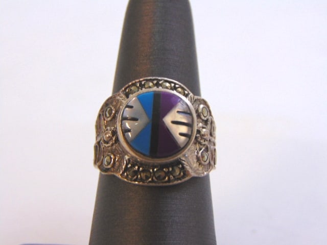 Womens Sterling Silver Southwestern Style Ring: A WOMENS VINTAGE ESTATE STERLING SILVER SOUTHWESTERN STYLE INLAY RING. RING SIZE IS 6.0, AND WEIGHS 5.9g. RING ALONG WITH OTHERS SIMILAR WERE PURCHASED 10 YEARS AGO AT A ROADSIDE STAND IN WESTERN NEW 