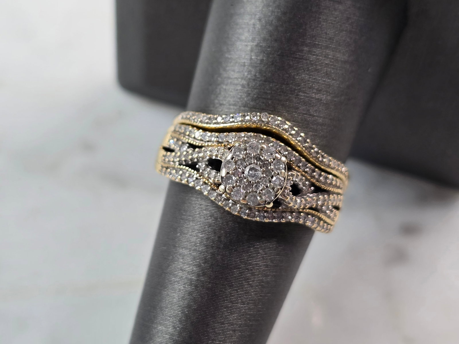 Womens Vintage Estate 10K Yellow Gold Diamond Wedding Ring Set: A WOMENS VINTAGE 10K YELLOW GOLD DIAMOND ENGAGEMENT WEDDING RING SET. THERE ARE ABOUT 127 TINY DIAOMDS BETWEEN THE TWO RINGS. THE TOTAL WEIGHT IS 4.0g, AND IS A SIZE 8.5. THE WIDTH OF THE TWO TOGETHER