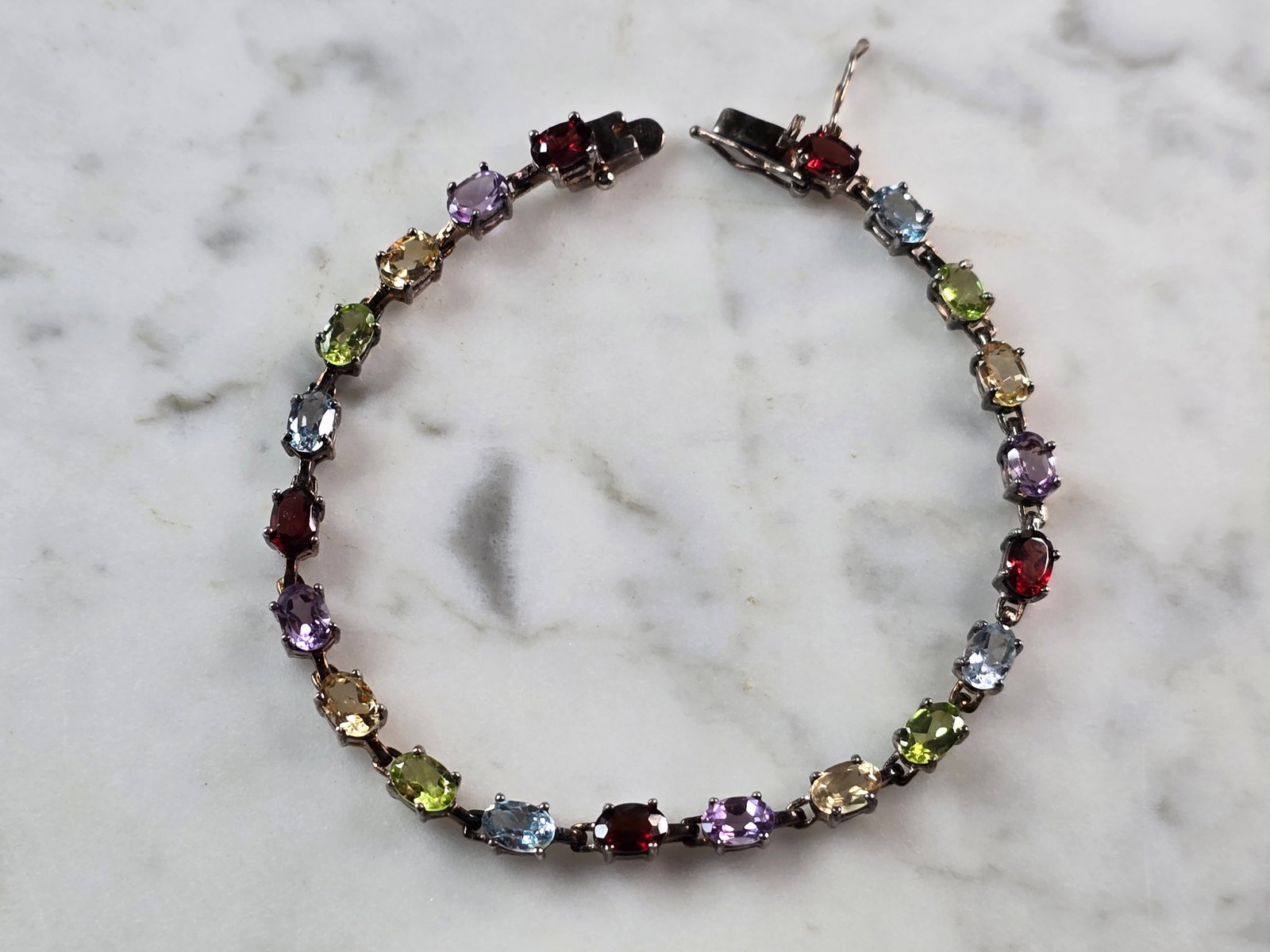 Womens Vintage Estate Sterling Silver Multi Stone Bracelet: A WOMENS VINTAGE ESTATE STERLING SILVER MULTI STONE BRACELET. BRACELET MEASURES 7 1/2" LONG BY 3/16" WIDE AND WEIGHS 9.9g. NOT SURE IF STONES ARE NATURAL OR MAN MADE. THIS WOULD MAKE A LOVELY GIFT FOR