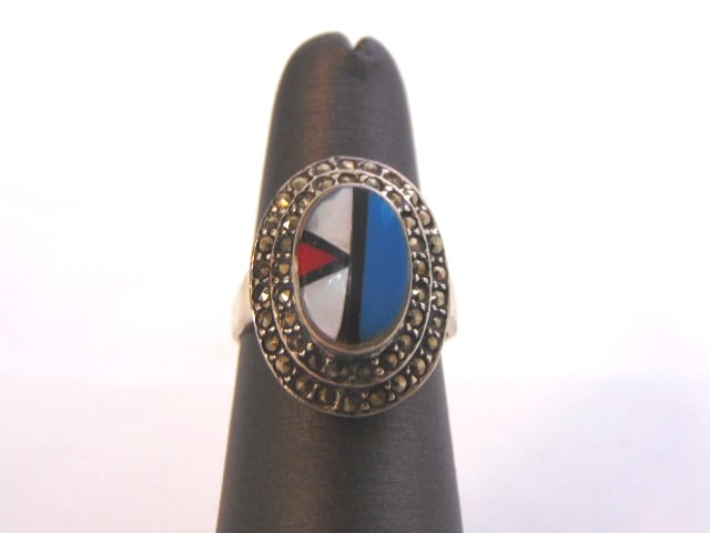 Womens Sterling Silver Southwestern Style Ring: A WOMENS VINTAGE ESTATE STERLING SILVER SOUTHWESTERN STYLE INLAY RING. RING SIZE IS 5.25, AND WEIGHS 5.2g. RING ALONG WITH OTHERS SIMILAR WERE PURCHASED 10 YEARS AGO AT A ROADSIDE STAND IN WESTERN NEW