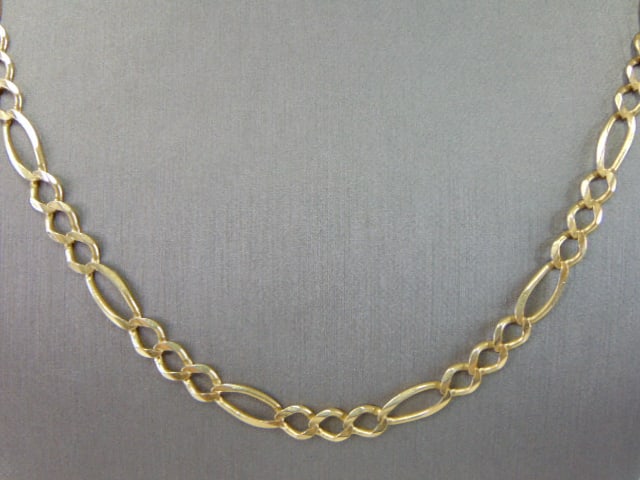 Vintage Estate 14K Yellow Gold Chain Link Necklace: A VINTAGE ESTATE 14K YELLOW GOLD CHAIN LINK NECKLACE THAT MEASURES 27" LONG BY ABOUT 1/4" WIDE. THE NECKLACE WEIGHS 25.6g. NECKLACE IS MARKED "14K". WOULD MAKE A GREAT GIFT FOR THAT SPECIAL SOMEONE. A