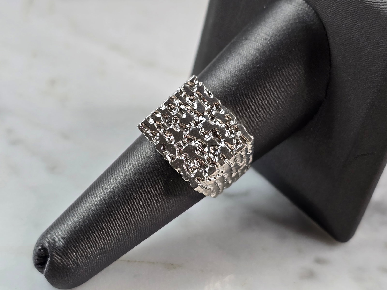 Mens Vintage Estate Sterling Silver Nugget Style Ring: A MENS VINTAGE ESTATE STERLING SILVER NUGGET STYLE RING. THE RING WEIGHS 5.3g AND IS A SIZE 8.5. THE WIDTH OF THE RING IS 1/2". THIS RING WOULD BE A WONDERFUL GIFT FOR THAT SPECIAL SOMEONE. ANY QUESTI