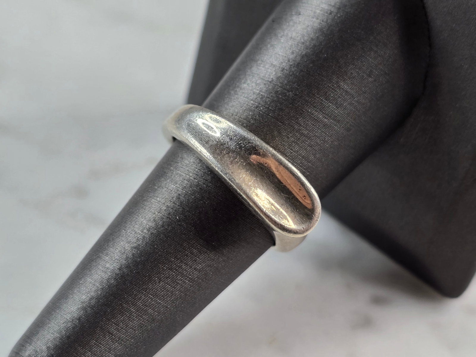 Womens Vintage Estate Sterling Silver Modernist Ring: A WOMENS VINTAGE ESTATE STERLING SILVER MODERNIST RING. THE RING WEIGHS 6.6g, AND IS A SIZE 8.25. THE WIDTH OF THE RING IS ABOUT 1/4". ANY QUESTIONS PLEASE DO NOT HESITATE TO ASK. BE SURE TO CHECK OUT