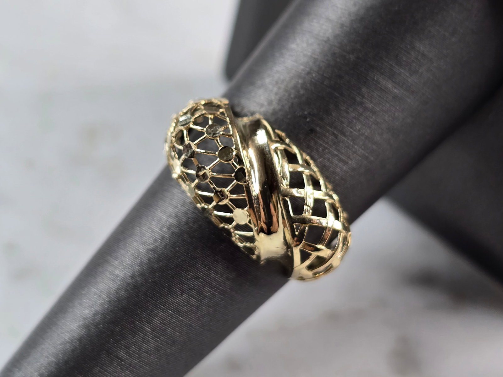 Womens 10K Yellow Gold Modernist Filigree Ring: A WOMENS 10K YELLOW GOLD MODERNIST FILIGREE RING. THE RING IS A SIZE 7.25 AND WEIGHS 1.5g. THE WIDTH OF THE RING IS 3/8". THE RING MAKES A LOVELY GIFT FOR THAT SOMEONE SPECIAL. ANY QUESTIONS, PLEASE A