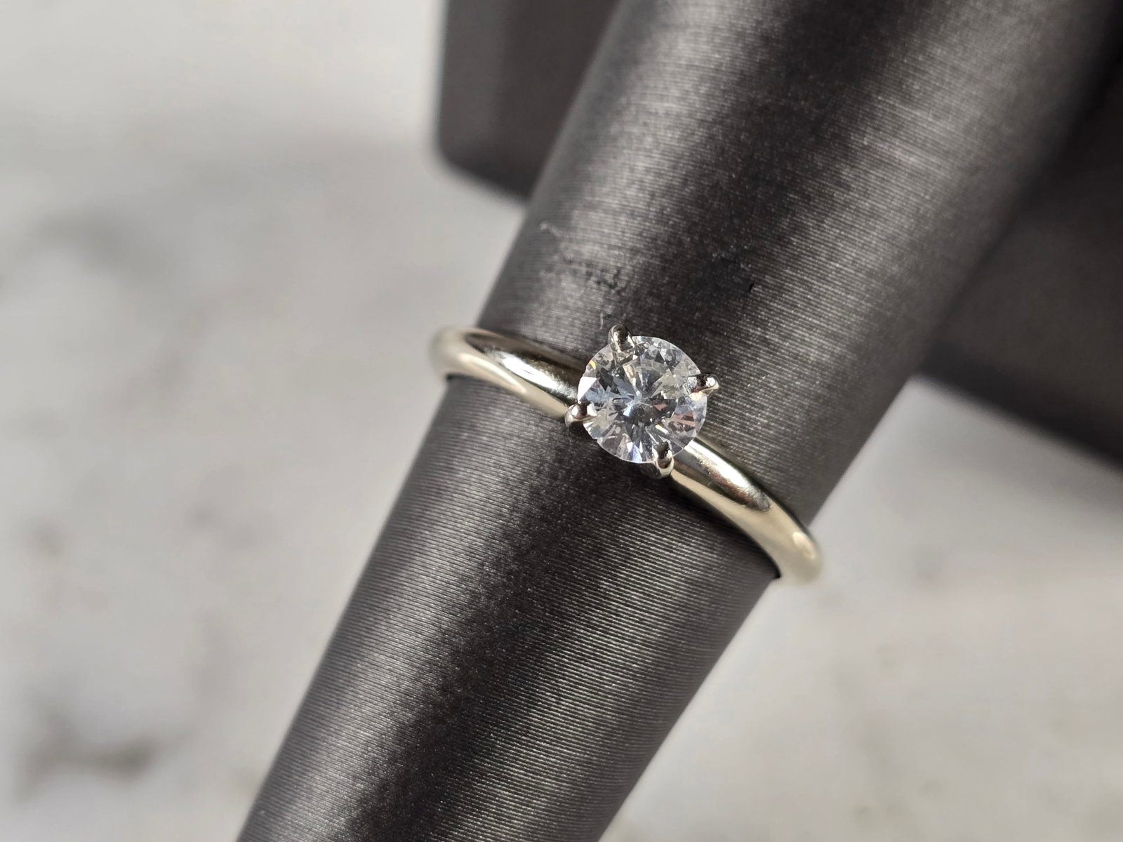 Womens Vintage Estate 14k White Gold Diamond Engagement Ring: A WOMENS VINTAGE ESTATE 14K WHITE GOLD DIAMOND RING THAT WEIGHS 2.2g. THE SIZE OF THE RING IS A 7.0, AND IS ABOUT 3/16" WIDE. THE DIAMOND IS ABOUT 0.40cts. DIAMOND DOES HAVE SOME FLEA BITES ALONG THE 