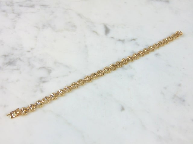 Womens Vintage Estate 14K Gold Diamond Cut Filigree Heart Bracelet: A WOMENS VINTAGE ESTATE 14K YELLOW GOLD DIAMOND CUT FILIGREE HEART LINK BRACELET THAT MEASURES 7" LONG BY ABOUT 1/4" WIDE, AND WEIGHS 10.2g. THIS WOULD MAKE A LOVELY GIFT FOR THAT SOMEONE SPECIAL. ANY