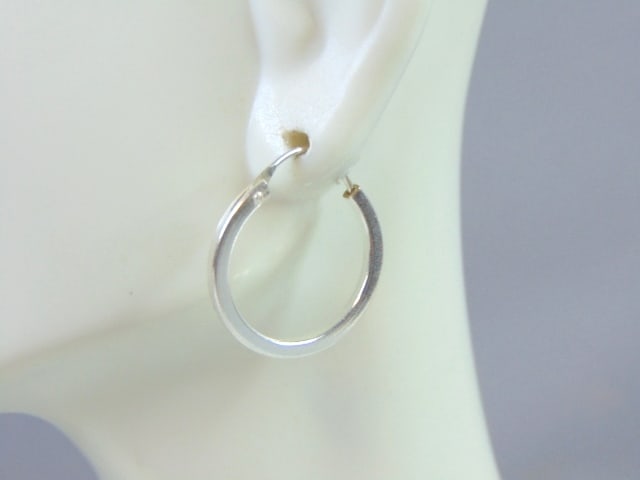 Womens Vintage Estate Sterling Silver Hoop Earrings: A PAIR OF WOMENS STERLING SILVER HOOP EARRINGS. EARRINGS WEIGH 2.0g AND MEASURES 3/4" IN DIAMETER. ANY OTHER QUESTIONS, PLEASE DO NOT HESITATE TO ASK. BE SURE TO CHECK OUT SOME OF MY OTHER GREAT ITEMS