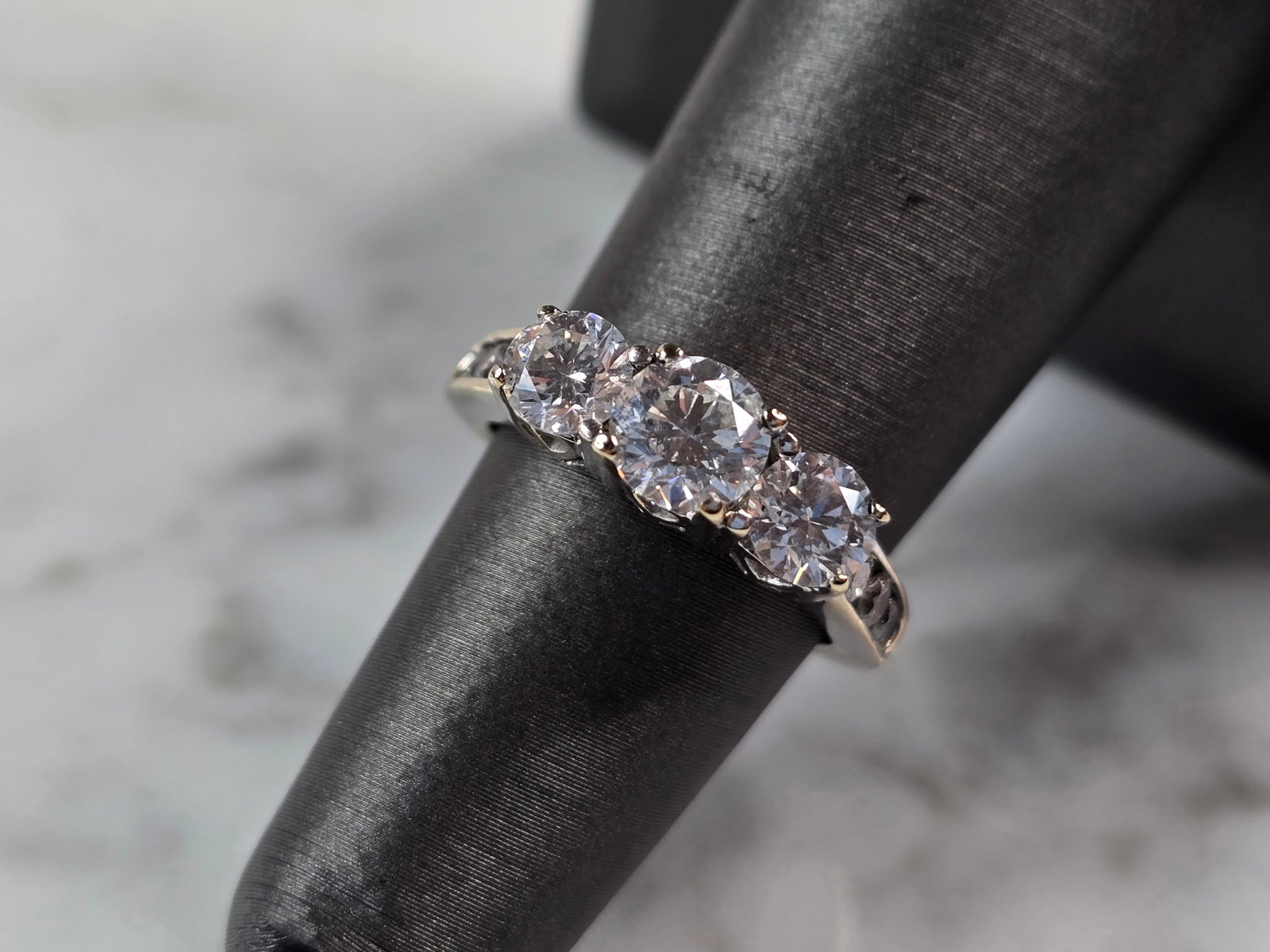 Womens Vintage Estate 14K White Gold 1.5cts Diamond Heart Ring: A WOMENS VINTAGE ESTATE 14K WHITE GOLD DIAMOND PAST FUTURE PRESENT HEART RING. THE RING IS A SIZE 5.5 AND WEIGHS 4.7g. THERE ARE ABOUT 1.5cts OF DIAMONDS IN THIS RING. THE WIDH OF THE RING IS 1/4". TH