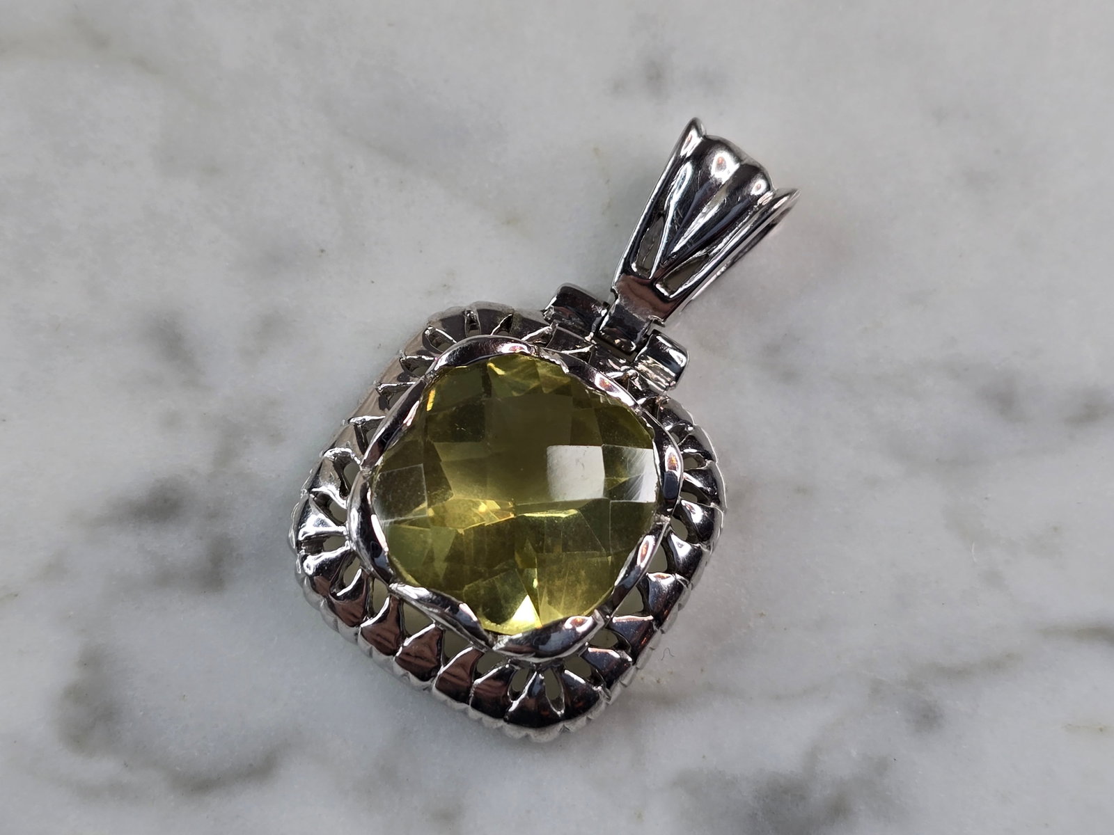Womens Vintage Estate Sterling Silver Peridot Pendant: A WOMENS VINTAGE ESTATE STERLING SILVER PERIDOT COLORED PENDANT. PENDANT WEIGHS 8.1g AND MEASURES 1 1/4" LONG BY 3/4" WIDE. MAKES A GREAT GIFT FOR THAT SOMEONE SPECIAL. ANY QUESTIONS, PLEASE ASK. BE S