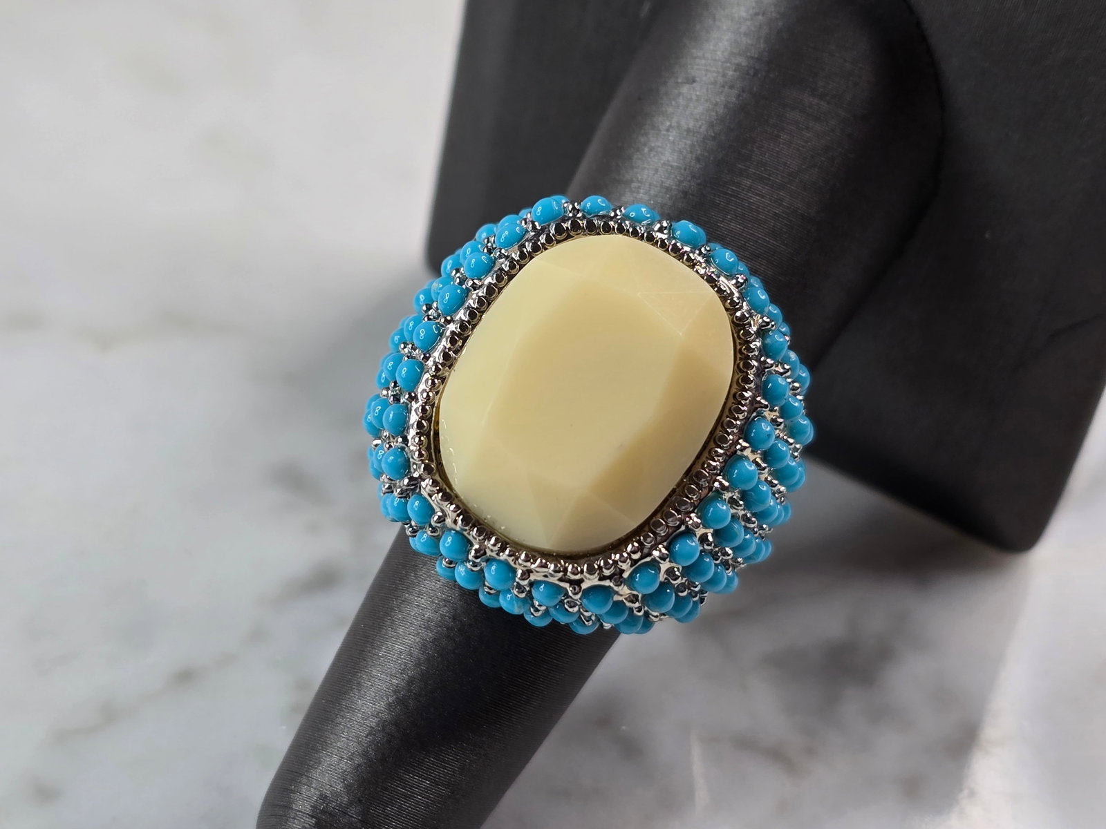 Womens Vintage Estate Sterling Silver Southwestern Turquoise Ring: A WOMENS VINTAGE ESTATE STERLING SILVER SOUTHWESTERN STYLE TURQUOISE RING. RING IS A SIZE 8.0 AND WEIGHS 17.5g. LENGTH OF THE RING IS 1". THIS WOULD MAKE A NICE GIFT FOR THAT SOMEONE SPECIAL. ANY QUES