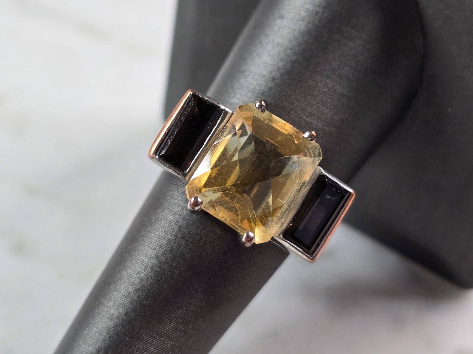 Womens Vintage Estate Sterling Silver Multi Stone Modernist Ring: A WONDERFUL WOMENS VINTAGE ESTATE STERLING SILVER MULTI STONE MODERNIST RING. THE RING WEIGHS 9.2g, AND IS A SIZE 8.75. THE WIDTH OF THE RING IS 1/2". ANY QUESTIONS PLEASE DO NOT HESITATE TO ASK. BE S