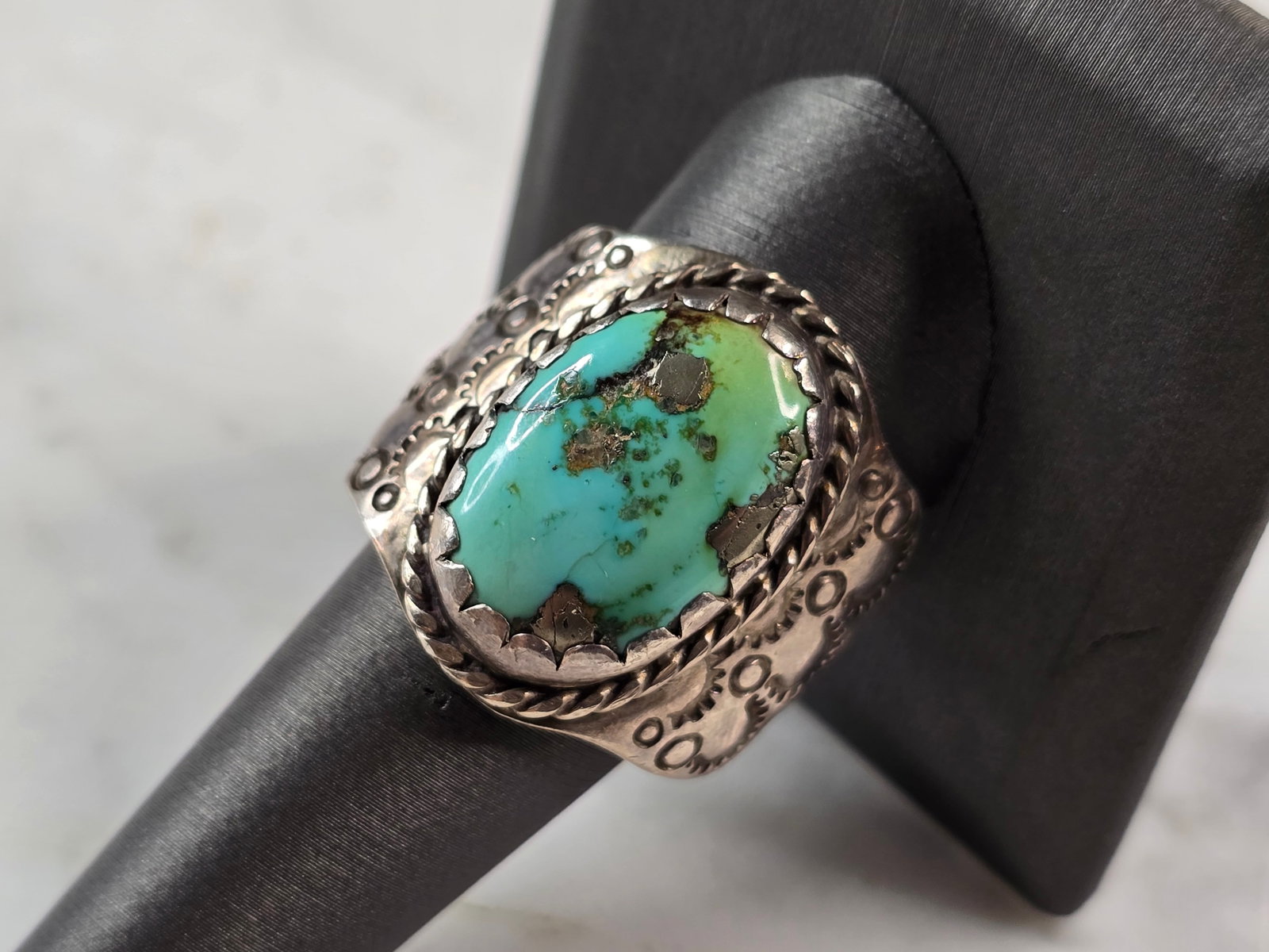 Men Women Vintage Estate Sterling Silver Southwestern Turquoise Ring: A MENS OR WOMENS VINTAGE ESTATE STERLING SILVER SOUTHWESTERN TURQUOISE RING. RING SIZE IS 11.0, AND WEIGHS 16.2g. THE LENGTH OF THE RING IS 1". RING IS NOT MARKED BUT IT HAS BEEN TESTED AND IS GUARANT