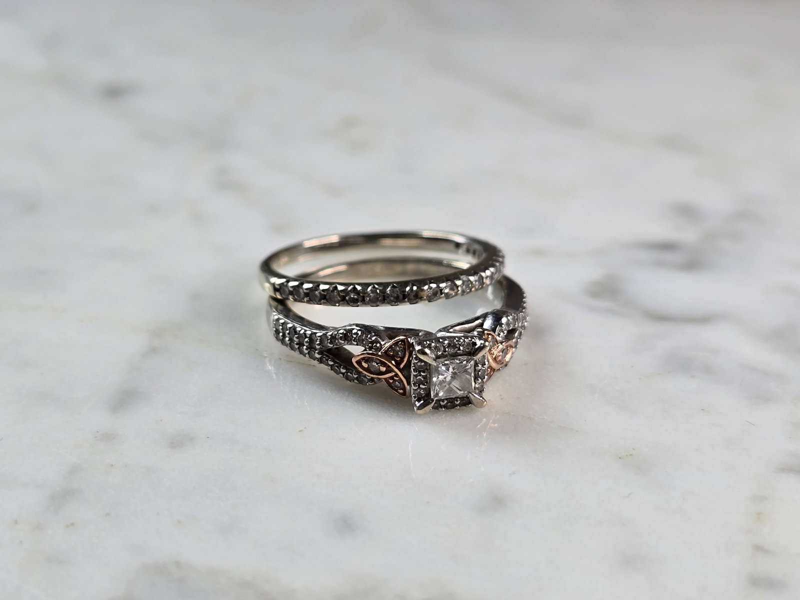 Womens Vintage Estate 10K White & Rose Gold Diamond Ring Set: A WOMENS VINTAGE ESTATE 10K WHITE & ROSE GOLD DIAMOND RING SET. THE SIZE OF THE RINGS ARE 7.75 AND WEIGH 5.5g TOGETHER. THE CENTER DIAMOND IS ABOUT 0.15cts, WITH 76 TINY ACCENT DIAMONDS BETWEEN THE TW
