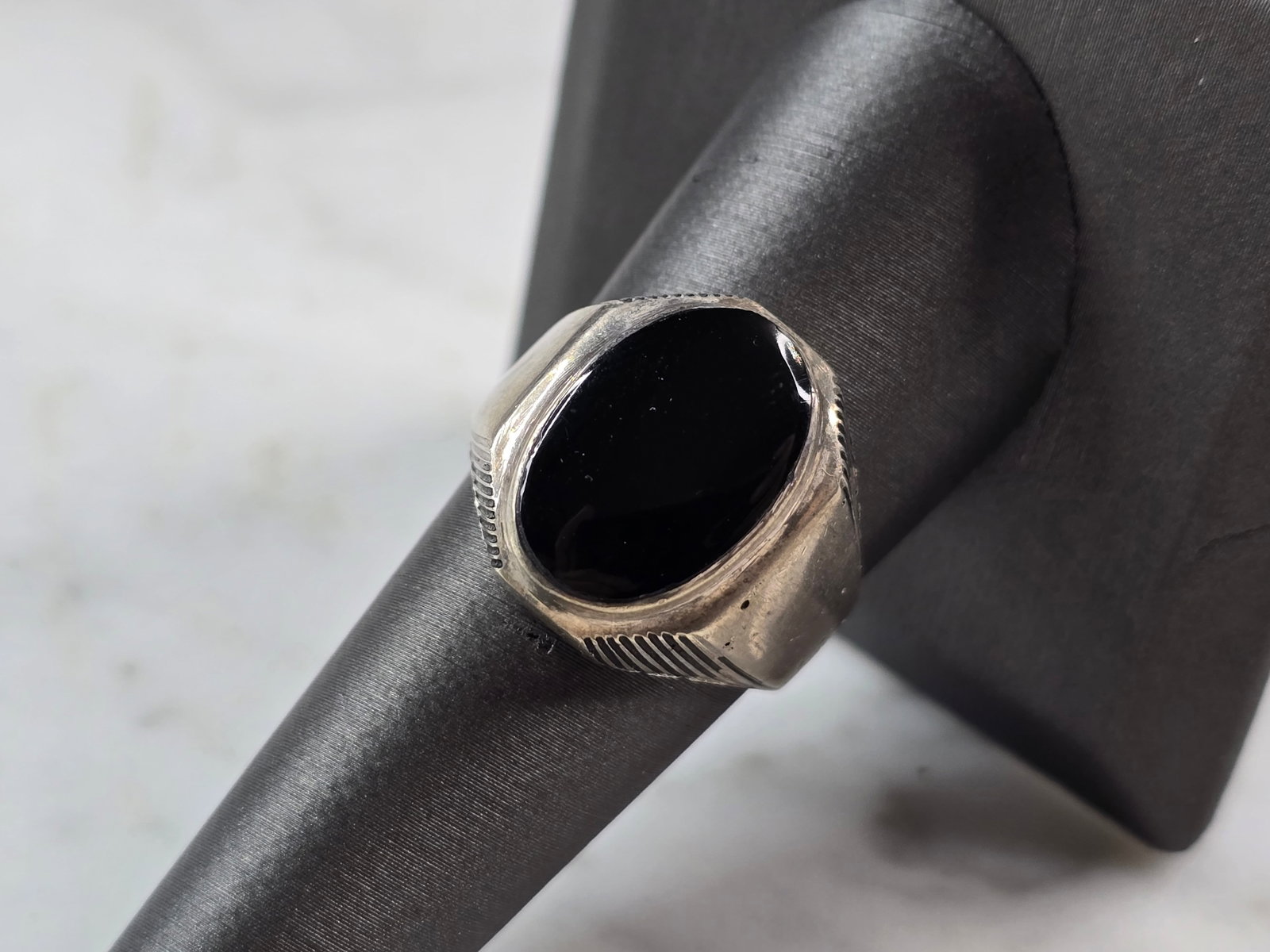Mens Estate Sterling Silver 950 Modernist Onyx Ring: FOR SALE IS THIS MENS ESTATE STERLING SILVER 950 MODERNIST ONYX RING. THE RING WEIGHS 8.2g, AND IS A SIZE 9.25. THE LENGTH OF THE RING IS 3/4". THIS RING WOULD BE A WONDERFUL GIFT FOR THAT SPECIAL SOM