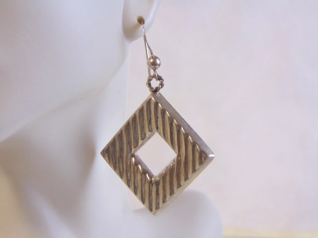 Womens Vintage Estate Sterling Silver Earrings: A PAIR OF WOMENS VINTAGE ESTATE STERLING SILVER EARRINGS. THE EARRINGS WEIGH 11.0g AND MEASURE 2 1/4" BY 1 1/2". ANY QUESTIONS PLEASE DO NOT HESITATE TO ASK. BE SURE TO CHECK OUT SOME OF OUR OTHER GRE