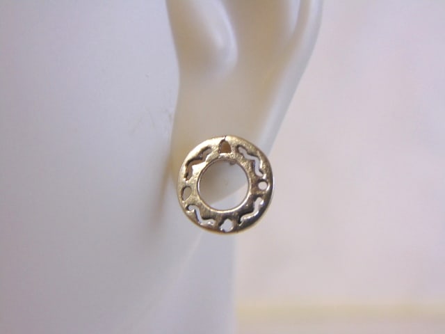 Womens Vintage Estate Sterling Silver Earring: A PAIR OF WOMENS STERLING SILVER EARRINGS THAT WEIGH 1.2g AND MEASURES 3/8" IN DIAMETER. ANY OTHER QUESTIONS, PLEASE DO NOT HESITATE TO ASK. BE SURE TO CHECK OUT SOME OF MY OTHER GREAT ITEMS UP FOR SA