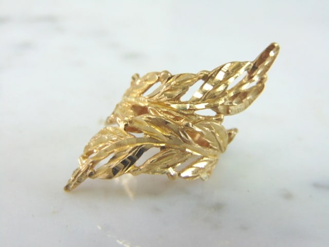 Womens Vintage Estate 14k Yellow Gold Filigree Ring: FOR SALE IS THIS ATTRACTIVE WOMENS VINTAGE ESTATE 14K YELLOW GOLD RING. THE TOTAL WEIGHT IS 4.6g AND MEASURES ABOUT 1 1/2" LONG BY 3/4" WIDE. THE RING SIZE IS A 5.5. PIECE IS UNMARKED BUT DID TEST POS