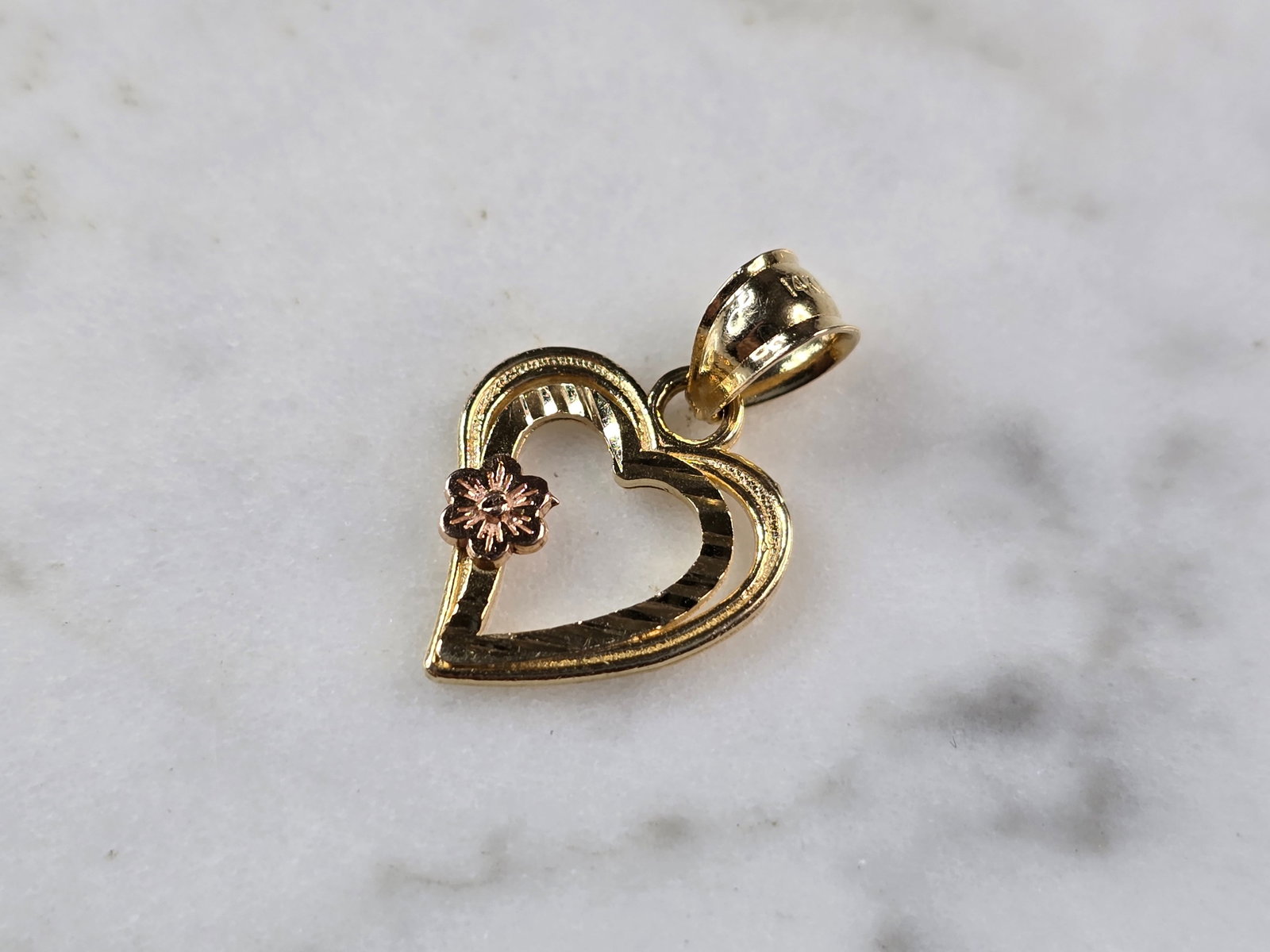Womens Vintage Estate 14K Yellow & Rose Gold Heart Pendant: A WOMENS VINTAGE ESTATE 14K YELLOW & ROSE GOLD HEART PENDANT. THE TOTAL WEIGHT IS 0.9g, AND MEASURES 3/4" LONG BY 1/2" WIDE. MAKES A GREAT GIFT FOR THAT SOMEONE SPECIAL. ANY QUESTIONS, PLEASE ASK. BE 