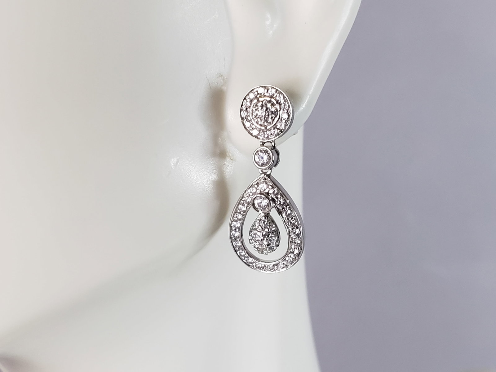 Womens Vintage Estate Sterling Silver CZ Earrings: A PAIR OF WOMENS STERLING SILVER CZ EARRINGS THAT WEIGH 2.8g AND MEASURES 1" LONG BY 3/8" WIDE. ANY OTHER QUESTIONS, PLEASE DO NOT HESITATE TO ASK. BE SURE TO CHECK OUT SOME OF MY OTHER GREAT ITEMS UP