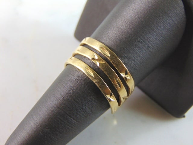 Womens Vintage Estate 14k Yellow Gold Modernist Ring: A WOMENS VINTAGE ESTATE 14K YELLOW GOLD MODERNIST RING. THE RING WEIGHS 4.2g, AND IS A SIZE 8.5. THE WIDTH OF THE RING IS 3/8". RING IS MARKED "14K". ANY QUESTIONS, PLEASE DON'T HESITATE TO ASK. THIS 