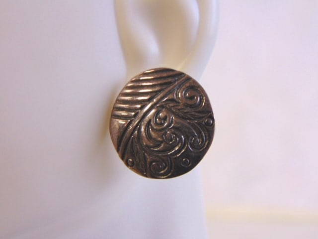 Lovely Pair of Vintage Estate Sterling Silver Earrings: FOR SALE IS THIS PAIR OF WOMEN'S VINTAGE ESTATE STERLING SILVER EARRINGS. THE EARRINGS WEIGH 6g. THE EARRING MEASURES 3/4" IN DIAMETER . MAKES A LOVELY GIFT FOR THAT SOMEONE SPECIAL. ANY QUESTIONS, PL