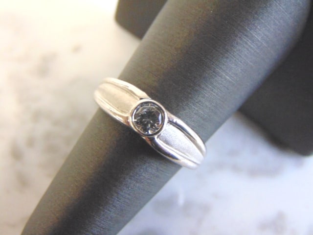 Womens Vintage Estate Sterling Silver W/ CZ Stone Ring: A WOMENS VINTAGE ESTATE STERLING SILVER RING WITH A STONE. NOT SURE IF STONE IS REAL OR MAN MADE. THE RING SIZE IS 6.75 AND WEIGHS 3.6g. THE WIDTH OF THE RING IS 3/8". ANY OTHER QUESTIONS PLEASE DONT 