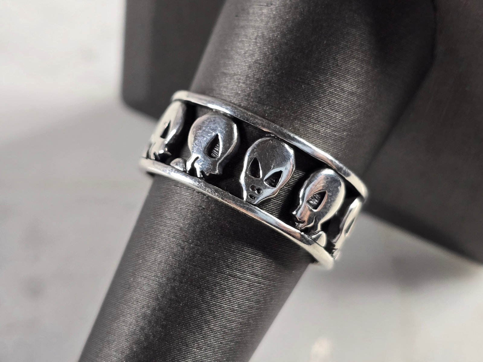 Womens Mens Sterling Silver Alien UFO Ring: A MENS OR WOMENS STERLING SILVER ALIEN RING. THE WEIGHS 5.1g, AND IS A SIZE 9.5. THE WIDTH OF THE RING IS 3/8". THIS RING WOULD MAKE A GREAT GIFT FOR SOMEONE SPECIAL. ANY QUESTIONS PLEASE DONT HESITAT